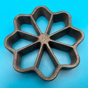 VINTAGE GRISWOLD PATTY MOLD Retro Cooking Cast Iron 1930s Flower / Rosette NICE!